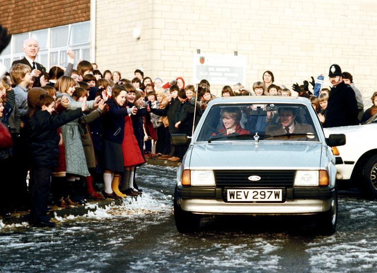Prinses Diana in haar Ford Escort tijdens een bezoek aan een basisschool in Tetbury. Beeld Tim Graham Photo Library via Get