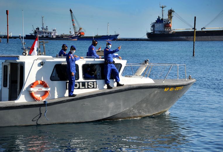 De Indonesische marine zoekt met man en macht naar de vermiste duikboot. Beeld AFP