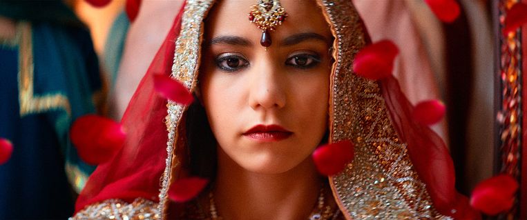 Lina El Arabi in Noces van Stephan Streker. Beeld 