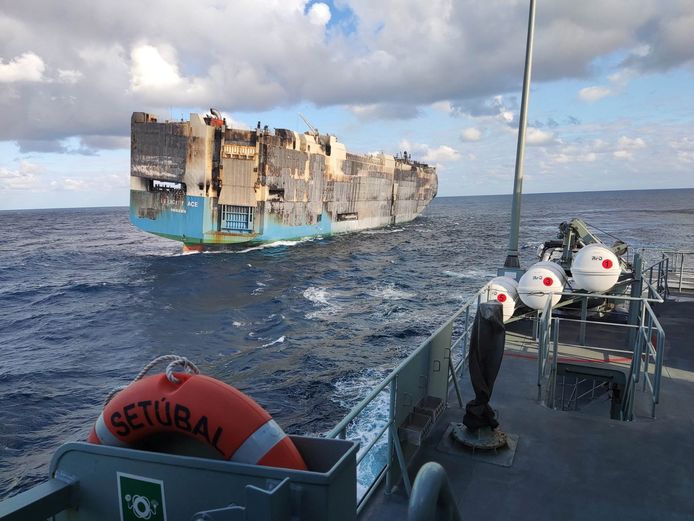 Le Felicity Ace après l'incendie dévastateur.  Le navire a ensuite coulé au fond de la mer.