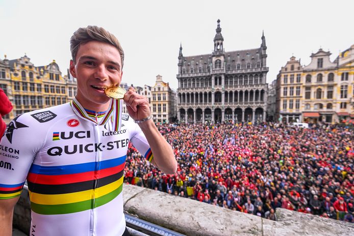 Evenepoel werd na z'n Vuelta-zege en wereldtitel gehuldigd op de Grote Markt van Brussel.