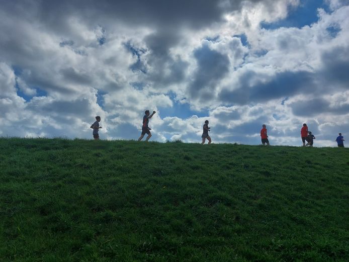 Lopers van de Stevensloop 2023 op de Bemmelsedijk in Lent.