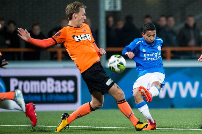 PSV-talent Mauro Junior in duel bij FC Volendam.
