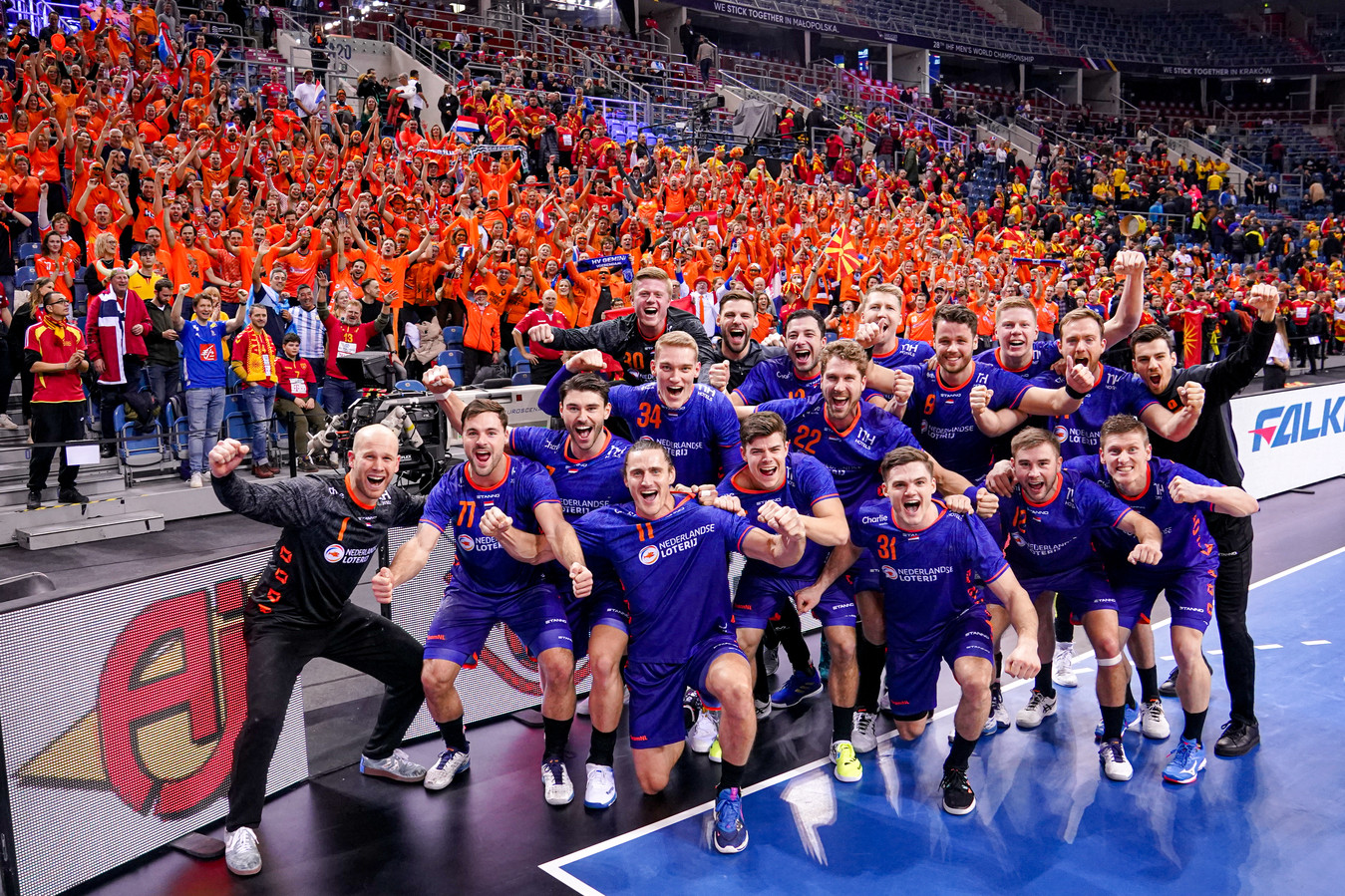 De spelers van Oranje vieren de overwinning op Noord-Macedonië tijdens het WK.
