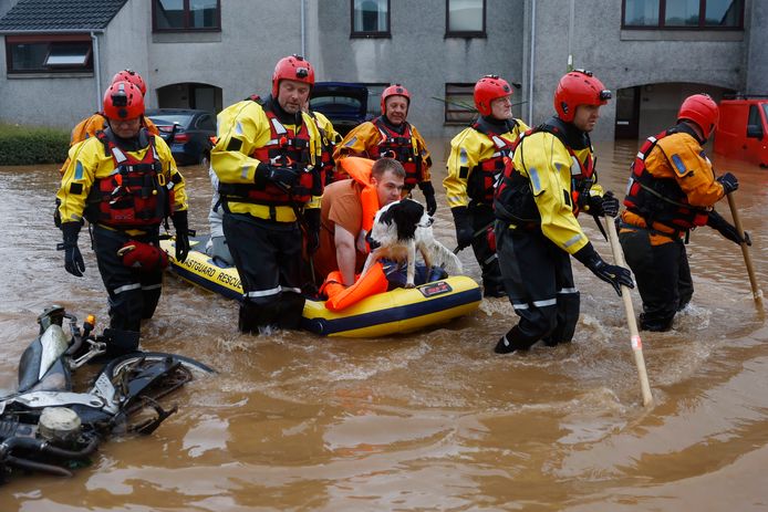Reddingswerkers evacueren bewoners in Brechin.