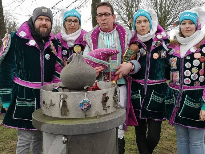Prins Yvan en Feestcomité herdenken overleden carnavalisten: “De burgemeester stuurt zijn kat. Zeer jammer en zeer respectloos”, zegt de prins