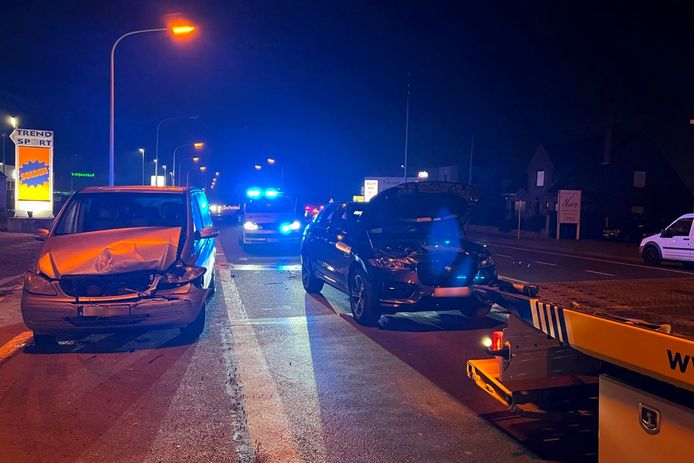 Bij het ongeval op de Oudenaardsesteenweg in Erpe-Mere moesten beide wagens getakeld worden.