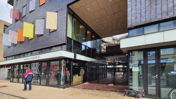 Twee nachten lang sliep een dakloze vrouw in het inhammetje bij het hek van de opvang voor verslaafden en daklozen Omnizorg in Apeldoorn. Overbuurman Henk Veerman kon het nauwelijks aanzien.
