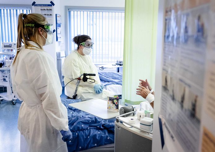 Het aantal patiënten dat met covid wordt opgenomen in Nederlandse ziekenhuizen loopt al weken op, zowel op de verpleegafdelingen als de ic's.