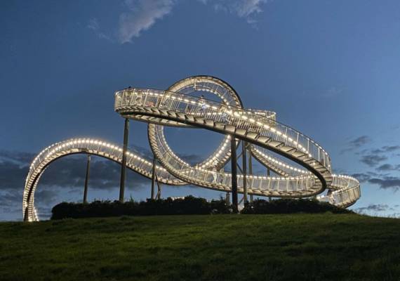 Voor op het lijstje: deze waanzinnige wandelbrug ligt net over de grens van Duitsland