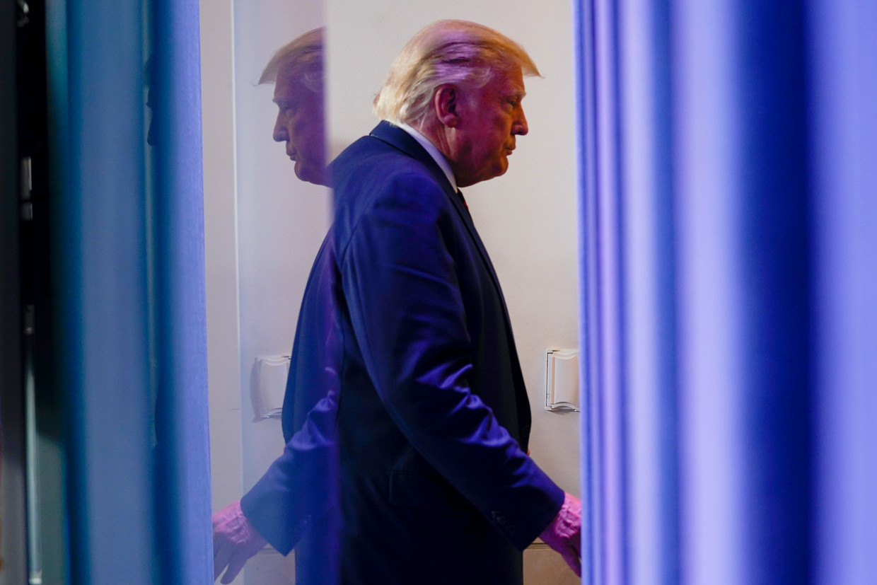 Donald Trump afgelopen vrijdag na een persconferentie. Beeld AP