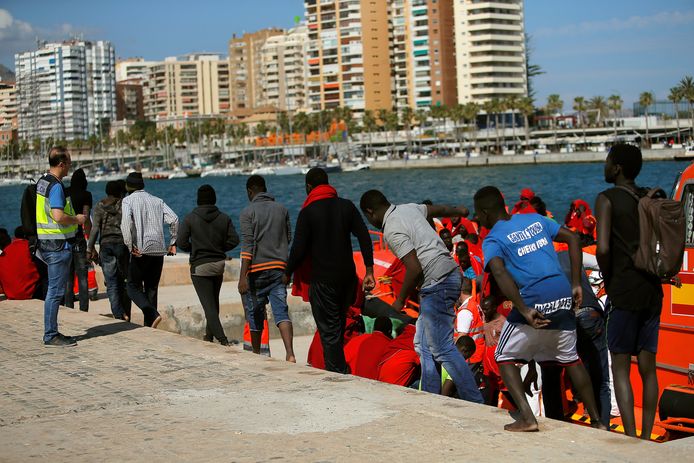 334 migranten zetten veilig voet aan wal in Malaga, Spanje.