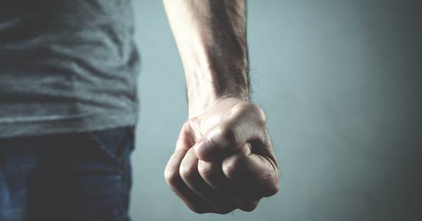 Bedrijfsleider ziet zieke werknemer in de kroeg en slaat hem een gebroken kaak - De Gelderlander