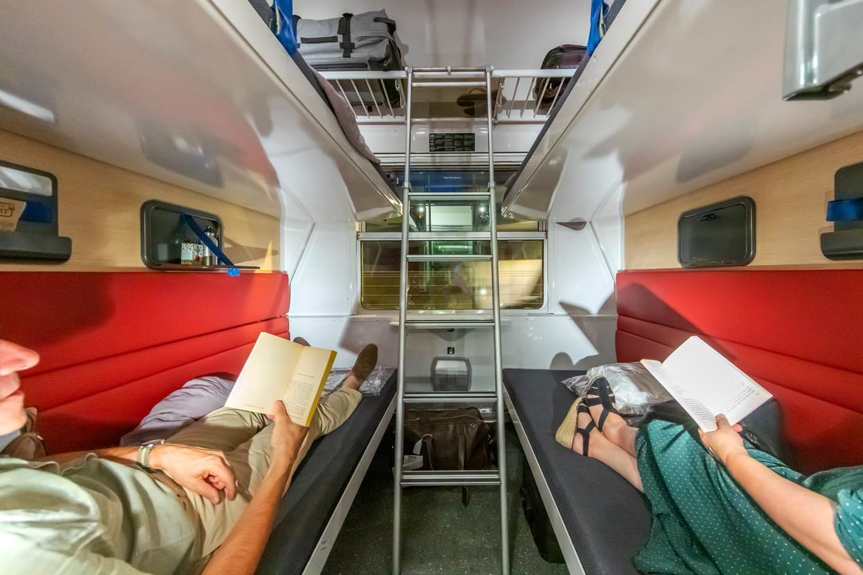 Medepassagiers Michel en Françoise lezen beiden een roman die zich afspeelt in de trein. Beeld Sander Groen
