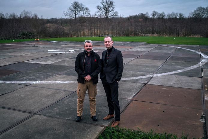 Woordvoerder Filip Van Vlem en CEO Glenn Roggeman op de helikopterlandplaats.