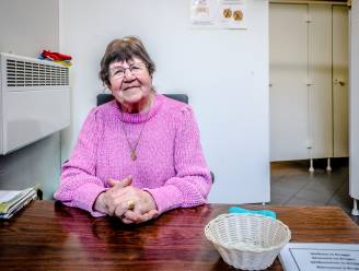 “Plots lag hier een portefeuille met 100.000 frank, maar een bedankje kregen we niet”: Brugse toiletdame Erna gaat op haar 84ste ‘met pensioen’