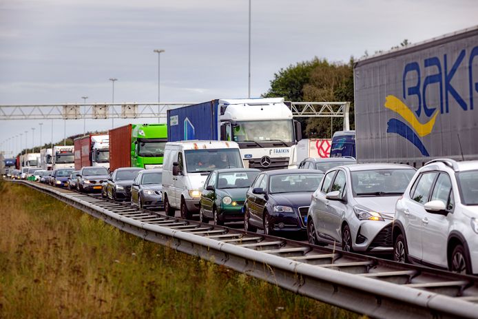 Een terugkerend tafereel op de A58 bij afslag Tilburg-Goirle: het verkeer staat er muurvast.