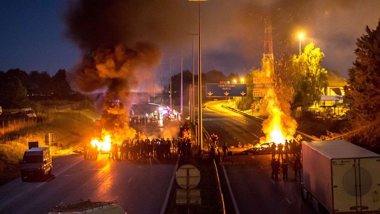 Demosntranten blokkeren de snelweg tussen Parijs en Lille Beeld afp