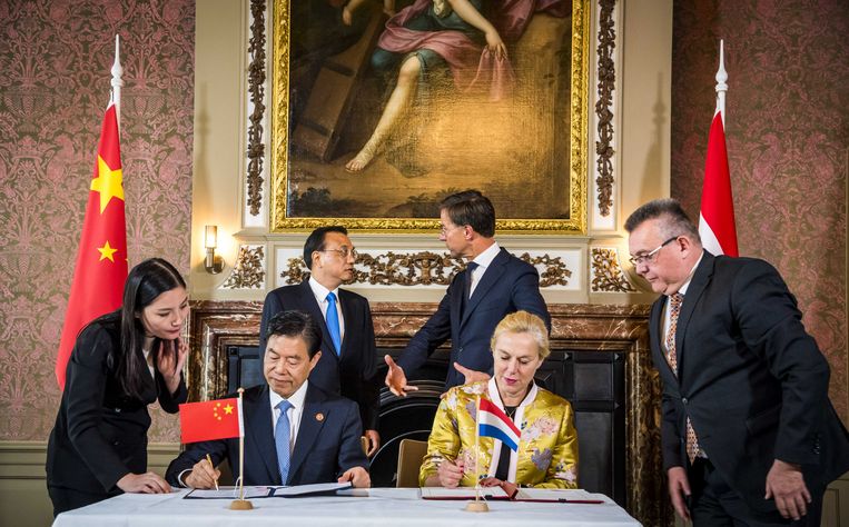 Premier Mark Rutte  heeft een onderonsje met zijn Chinese ambtsgenoot Li Keqiang, terwijl minister Kaag een handelsakkoord ondertekent.  Beeld ANP