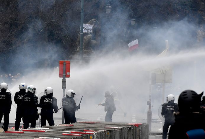 Een beeld van tijdens de rellen zondagnamiddag in Brussel.