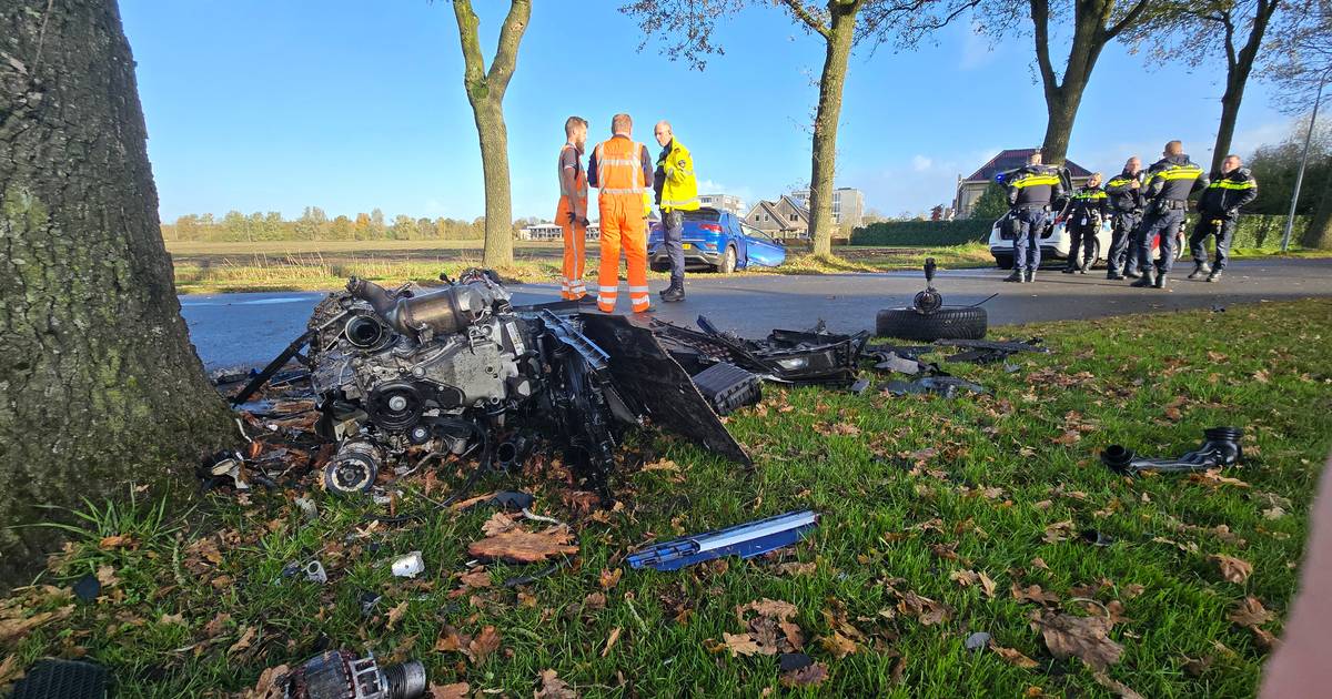 Auto verliest motorblok door harde klap tegen boom bij Havelte, bestuurder naar het ziekenhuis