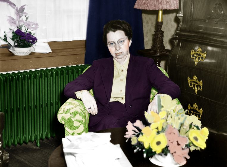 Anna de Waal in 1953 in haar zitkamer, waar de bloemstukken staan ter ere van haar staatssecretariaat. Beeld Hollandse Hoogte / Spaarnestad P/Liselore Kamping