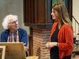 Dirigent Annemieke Kamphuis en organist Celis Dekker tijdens een repetitie voor het ‘Maria’-concert.