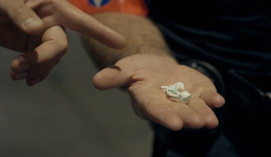 Terwijl je vroeger kaas en salami serveerde als hapje, ligt er nu wit poeder klaar: aflevering 8 van ‘Dealen met coke’