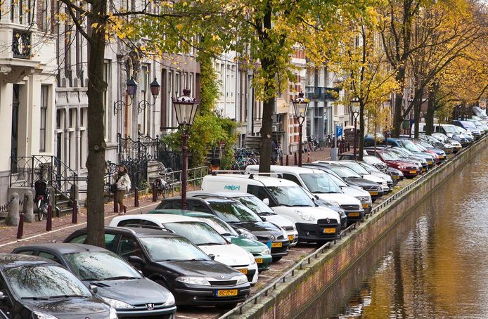 Parkeren in het centrum van Amsterdam blijft een probleem voor de plaatselijke politie.
