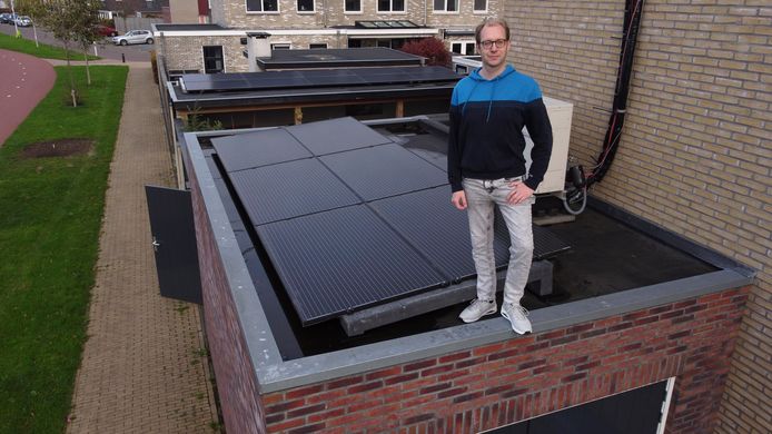 Tim op zijn met zonnepanelen en warmtepomp bedekte garage: “Als je een beetje handig bent, kun je heel veel zelf doen.”