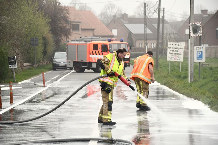 De Wittemolenstraat in Moorsele was een tijdlang plaatselijk afgesloten, het verkeer moest er omrijden.