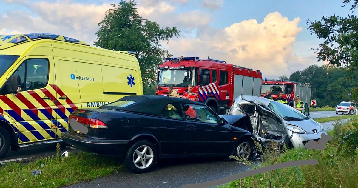 Twee gewonden bij botsing op Eperweg.