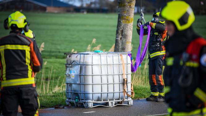 Vaten met vermoedelijk drugsafval gedumpt in regio Alphen, 100 liter vloeistof gelekt 