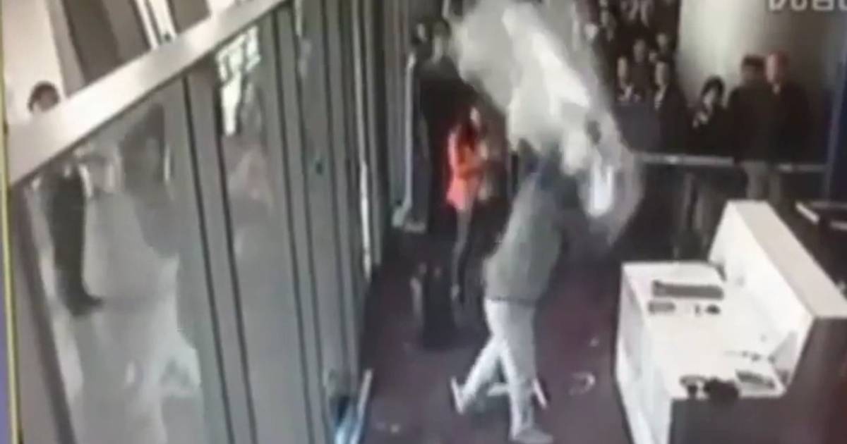 Wat als een Chinese functionaris zijn vlucht mist? Hij slaat alles kort en klein Default hln.be