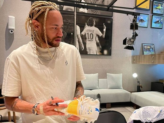 Neymar steelt de show met opvallend nieuw kapsel: Braziliaanse ster bezoekt  museum over zichzelf met blonde dreadlocks | Time-out | hln.be