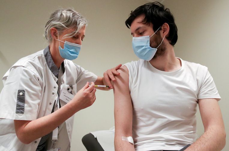 Een test met het coronavaccin van CureVac. Bij de proeven bleek dat het vaccin maar voor 47 procent beschermt tegen corona. Beeld Reuters
