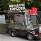 Voormalig dak- en thuislozen serveren regenboogpopcorn op de Parade