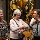 De Museum Plus Bus brengt senioren naar kunst, maar ook kunst naar senioren: ‘Dit is toch echt iets anders dan de frutsels op de vensterbank van tante Leen’