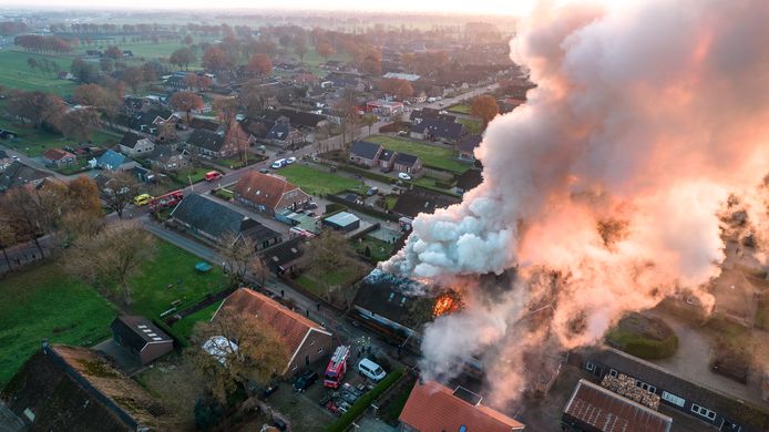Grote brand bij boerderij aan de Oude Rijksweg in Staphorst.