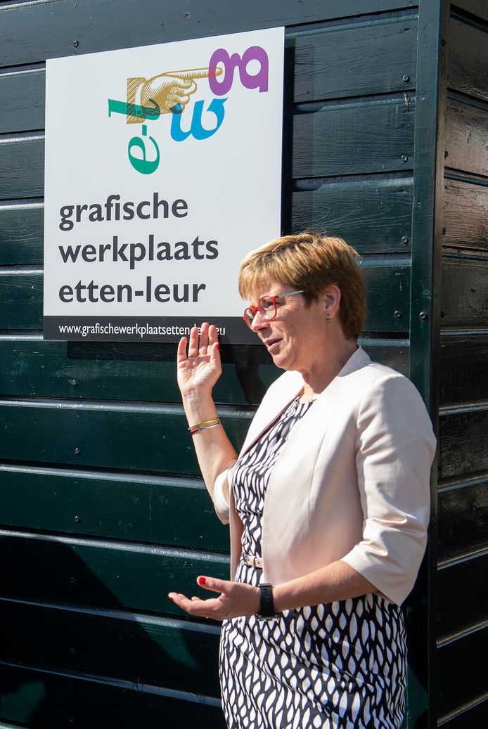 Burgemeester De Vries onthult de plaquette op de gevel van de nieuwe grafische werkplaats van het Drukkerij Museum.
