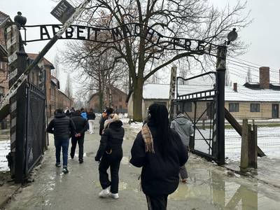 Une centaine d’élèves belges visitent le camp d’Auschwitz avec un survivant