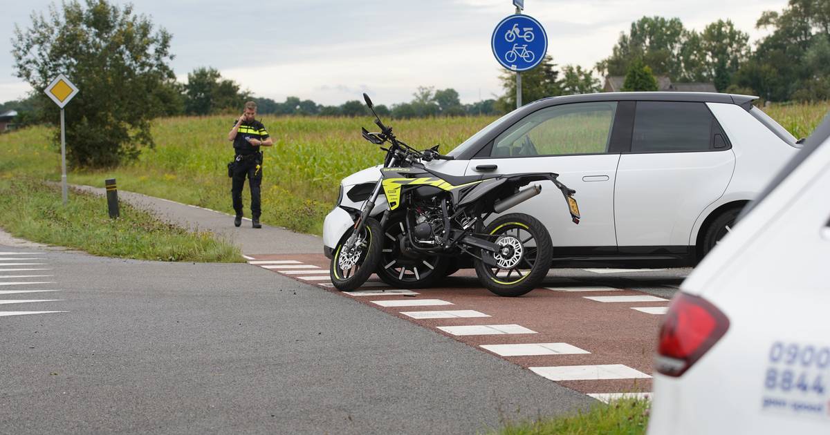 Auto knalt tegen scooterrijder die op fietspad bij Terwolde oversteekt