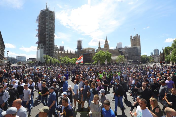 Rechtse en extreemrechtse tegenbetogers verzamelen op het Parliament Square in het centrum van Londen, waar ook het standbeeld van Winston Churchill staat.
