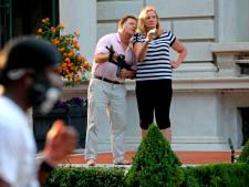 Amerikaans paar dat wapens richtte op BLM-betogers bekent schuld: ‘Ik zou het zo weer doen’