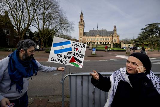 Protest buiten bij het Internationaal Gerechtshof (ICJ) in Den Haag tijdens een hoorzitting in de zaak die Nicaragua aanspande tegen Duitsland over de financiële en militaire hulp die het Europese land aan Israel verleent.