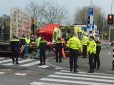 Fietser zwaargewond bij aanrijding met vrachtwagen op Schenkkade