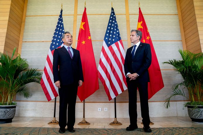 De Amerikaanse minister van Buitenlandse Zaken Antony Blinken (rechts) en de Chinese minister van Buitenlandse Zaken Wang Yi (links).