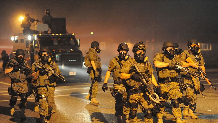 Politie in Ferguson bij rellen gisteravond Beeld AFP