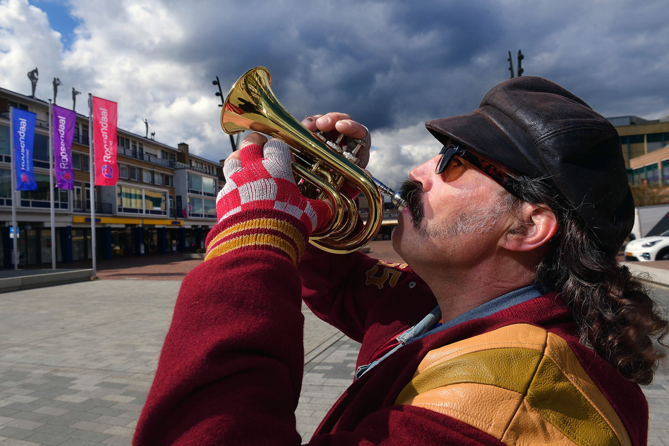Peter Mathijssen speelt vaak op straat. Nu heeft de politie zijn trompet afgepakt.