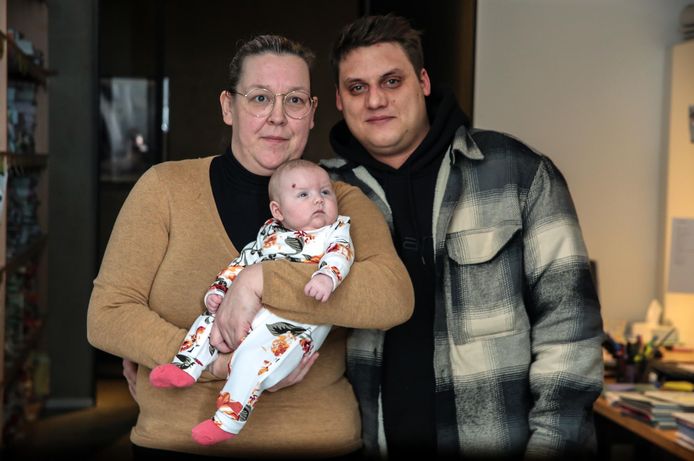 Aksil Kahina en Steven Branteghem met hun kersverse dochtertje Elle maar ontevreden over een sterilisatie zonder toestemming bij de bevalling.